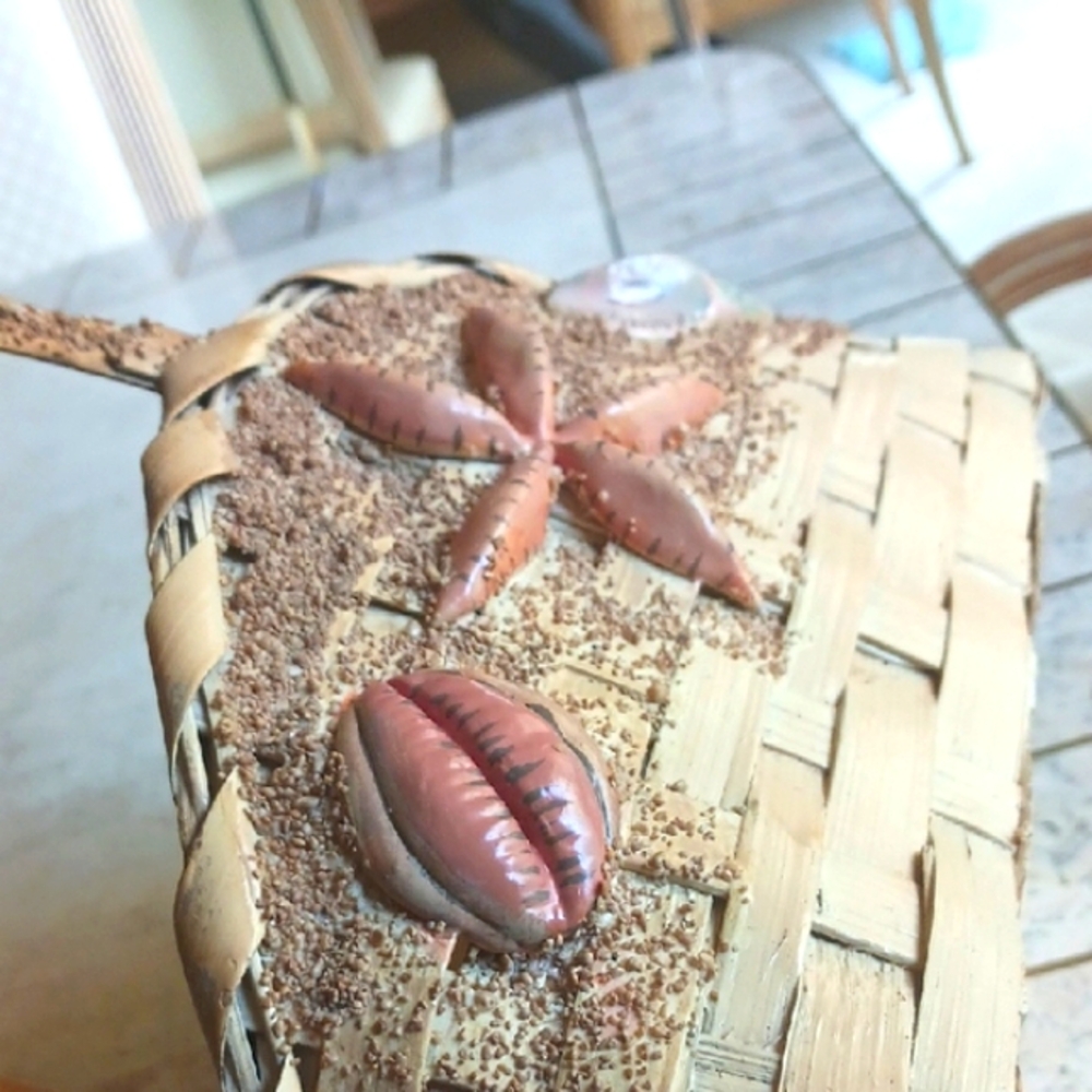Beige Woven Basket with Seashell Accents,   Vintage From 1990's..New - Picture 2 of 9